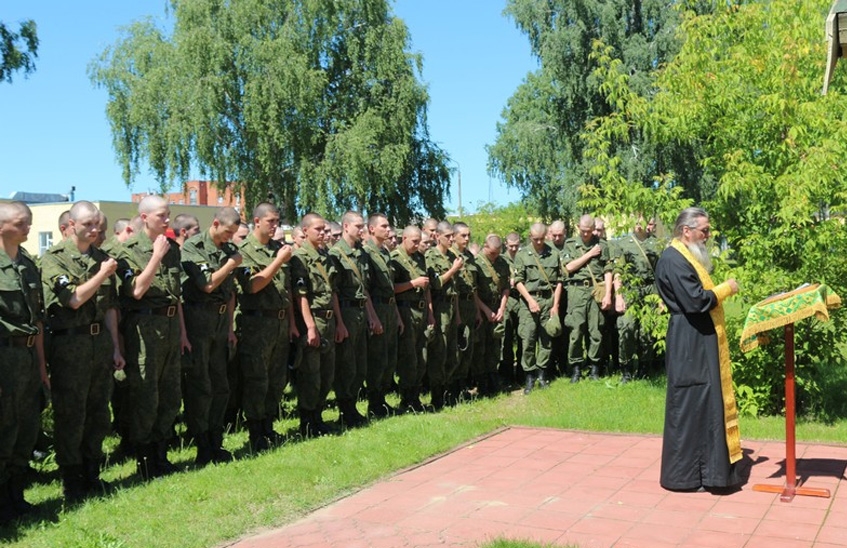 Протоиерей Владимир Кузнецов провёл молебны и беседы с новобранцами саровской дивизии