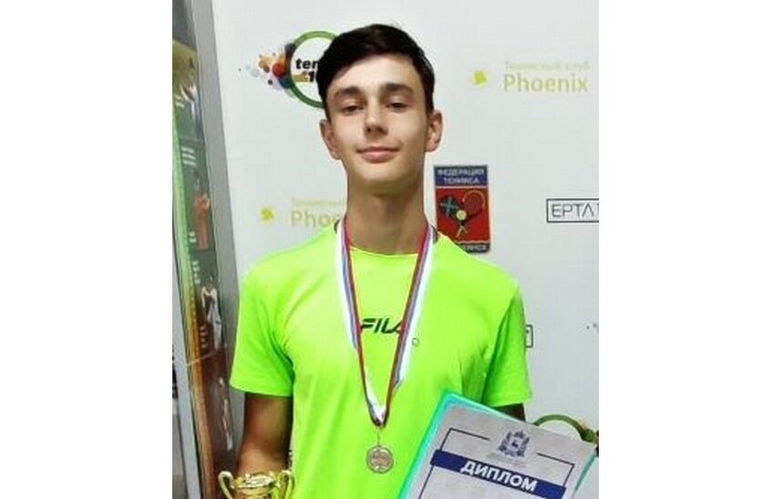 Руслан Ильгузин выиграл серебро областных соревнований по теннису